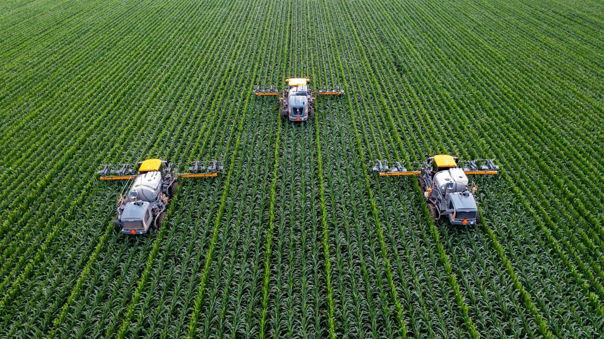 Dos drones DA-40 trabajando en formación sobre un campo